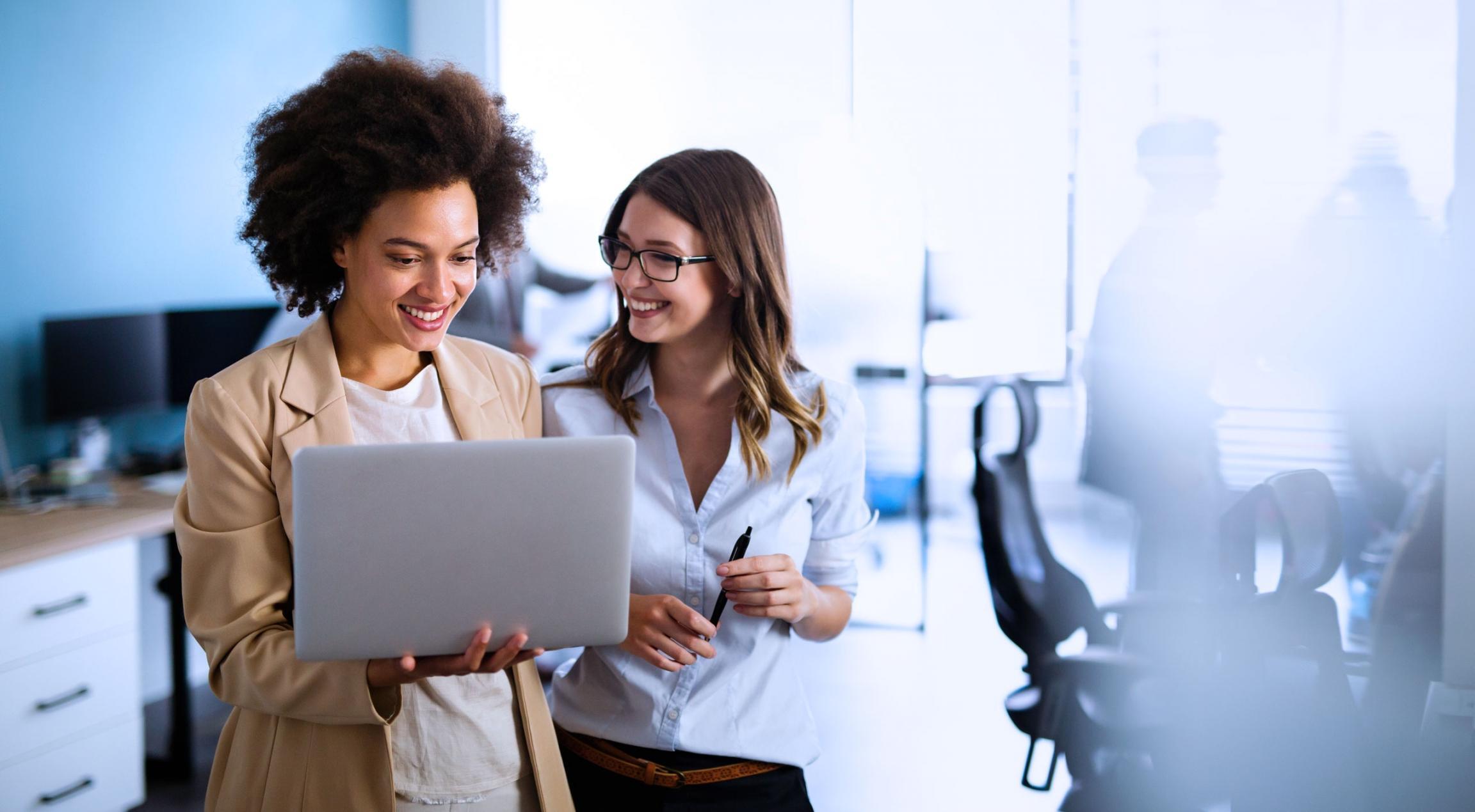 Étudiants présentant leurs projets de développement du charisme lors d'une session en ligne