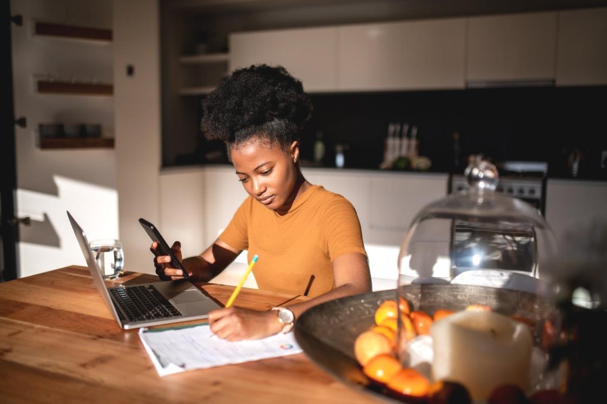 Présentation d'un exposé sur la prise de parole en public développée par une étudiante